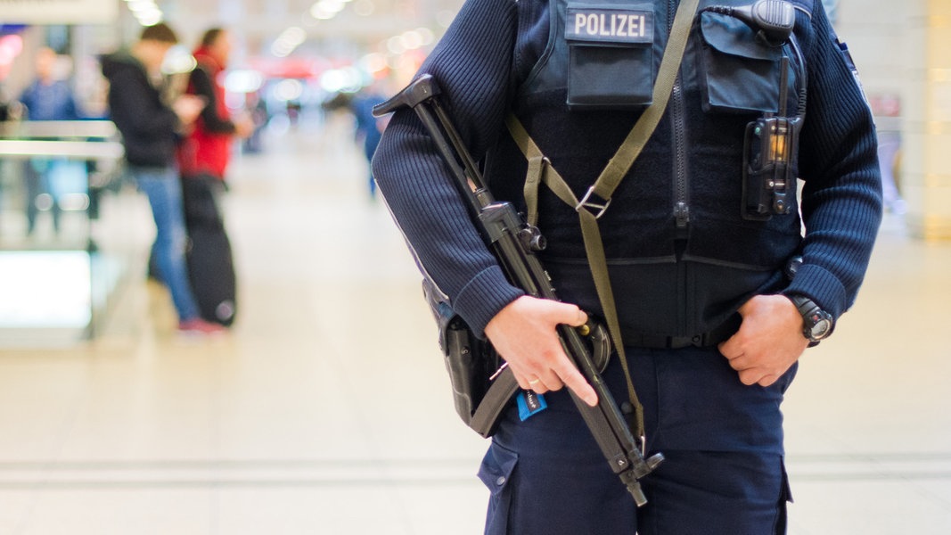 Schwerin: Polizeieinsatz mit Maschinenpistolen wegen verkleideter Männer