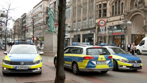 Drei Polizeiautos in der Innenstadt von Hannover © dpa Bildfunk Foto: Peter Steffen