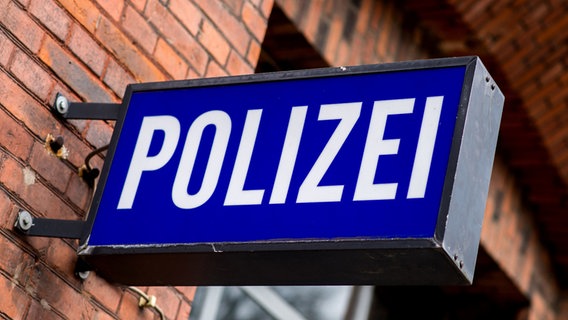 Der Schriftzug "Polizei" steht auf einem Schild, das an einer Polizeiwache in Hannover hängt. © picture alliance/dpa/Hauke-Christian Dittrich Foto: Hauke-Christian Dittrich