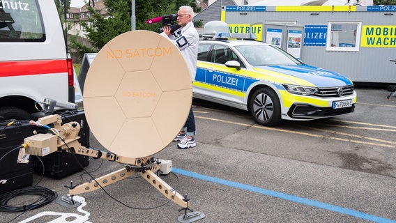 Verschiedene Satellitensysteme zum Aufbau (links), auf einem Polizeifahrzeug (Mitte) sowie auf einer Mobilen Wache (rechts) stehen in der Zentralen Polizeidirektion Niedersachsen © dpa-Bildfunk Foto: Julian Stratenschulte