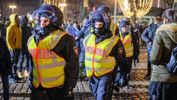 Hannover: Beamte patroullieren am Steintorplatz durch die Menge  (Archivbild vom 31.12.2018) © picture alliance/dpa Foto: Clemens Heidrich