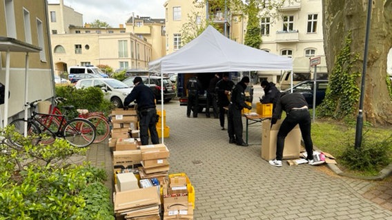 Polizisten sichern Beweismittel. © Polizeidirektion Hannover 