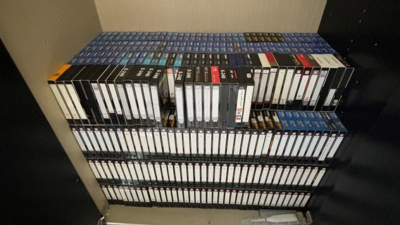 Viele Videokassetten in einem Schrank © Polizei Hannover 