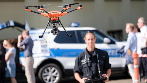 Eine Polizeikommissarin lenkt eine Drohne. © picture alliance/dpa | Ole Spata Foto: picture alliance/dpa | Ole Spata