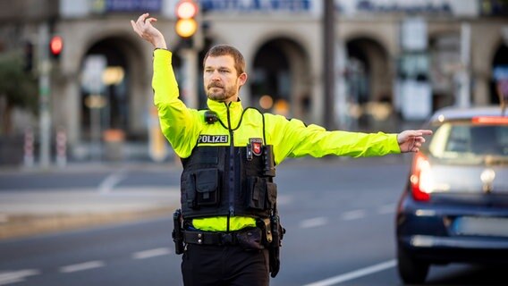 Hannover: Ein Polizist hält bei einer Verkehrskontrolle einen Autofahrer an. © dpa-Bildfunk Foto: Moritz Frankenberg
