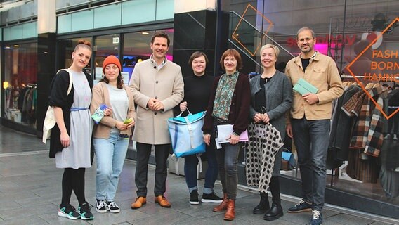 v.l.n.r.: Hilal Karacan und Lisa Weißgerber (HA(N)NOVER GOODS), Regionspräsident Steffen Krach, Alexandra Faruga (UNTER EINEM DACH/ maesh), Sabine Busmann (kreHtiv-Vorstandschaft), Ann Müller, Philipp Bree (PB 0110). v.l.n.r.: Hilal Karacan und Lisa Weißgerber (HA(N)NOVER GOODS), Regionspräsident Steffen Krach, Alexandra Faruga (UNTER EINEM DACH/ maesh), Sabine Busmann (kreHtiv-Vorstandschaft), Ann Müller, Philipp Bree (PB 0110). © Region Hannover/Nina-Sandra Graf