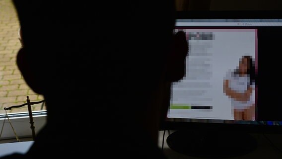 Eine anonyme Person schaut am Bildschirm Internetpornos an. © NDR Foto: Thomas Hans