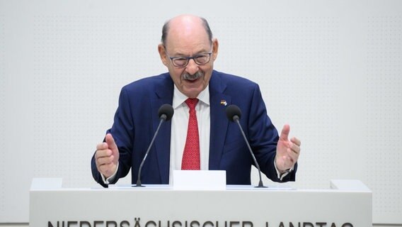 Michael Fürst, Präsident des Landesverbandes der Jüdischen Gemeinden von Niedersachsen K.d.ö.R., spricht im Landtag Niedersachsen während einer Gedenkstunde zum 85. Jahrestag der Novemberpogrome. © Julian Stratenschulte/dpa Foto: Julian Stratenschulte