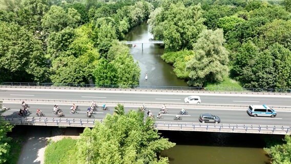 Ein Luftbild zeigt eine Fahrraddemo angeführt von Polizeiwagen auf dem Südschnellweg. © HannoverReporter 