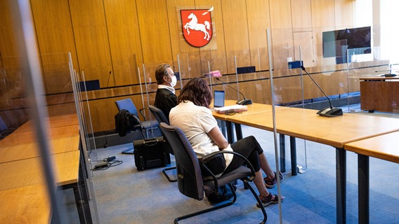 Eine Angeklagte sitzt bei Prozessauftakt in einen Saal vom Landgericht Hildesheim neben ihrem Verteidiger. © dpa-bildfunk Foto: Moritz Frankenberg