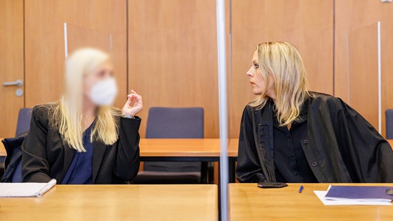 Die Angeklagte (l) und ihre Pflichtverteidigerin Anne Deneke (r) sitzen vor Prozessbeginn in einem Gerichtssaal im Landgericht Hildesheim und unterhalten sich. © dpa-Bildfunk Foto: Michael Matthey