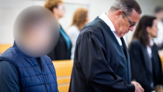 Die beiden Angeklagten (links und 3. von links) im Prozess um ein mutmaßliches Autorennen in Barsinghausen stehen im Gerichtssaal im Landgericht Hannover. © dpa Foto: Moritz Frankenberg