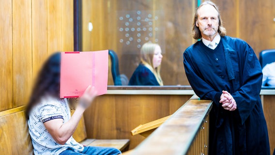 Der Angeklagte (l) sitzt bei Prozessauftakt in einem Saal im Landgericht Hannover neben seinem Rechtsanwalt Mario Prigge. © dpa-Bildfunk Foto: Moritz Frankenberg