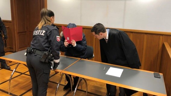 Eine wegen versuchten Mordes angeklagte Mutter sitzt neben ihrem Anwalt vor Gericht. © NDR Foto: Wilhelm Purk