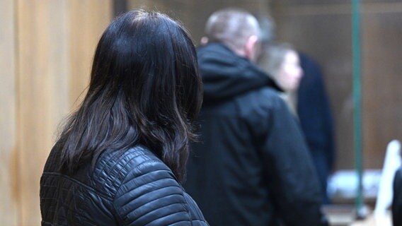 Die beiden Angeklagten stehen im Gerichts·saal in Hannover. © dpa-Bildfunk Foto: Philip Dulian/dpa