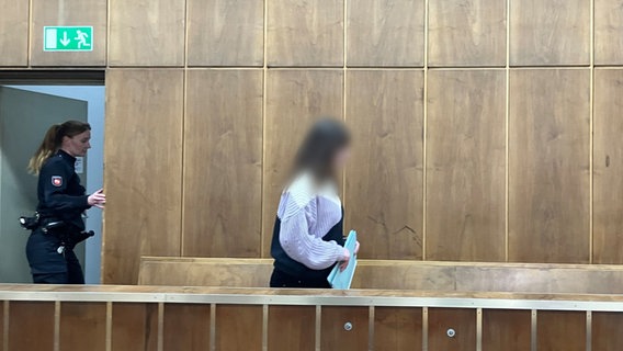 Die Angeklagte betritt den Gerichtssaal. © dpa-Bildfunk Foto: Christina Sticht