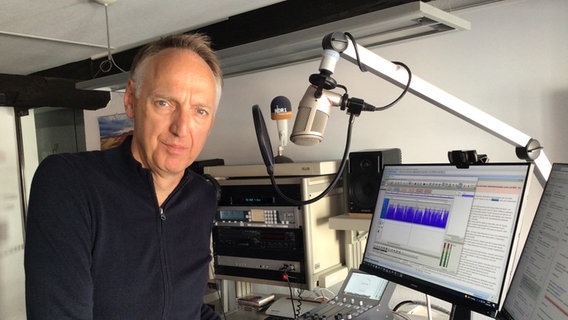 Wilhelm Purk, Korrespondent des NDR im Weserbergland, steht im Studio. © NDR 