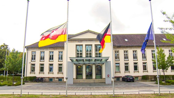 Die Fahnen vor der Staatskanzlei stehen auf Halbmast. © NDR Foto: NDR