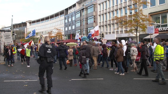 People are escorted by the police through downtown Hanover.  © NDR 