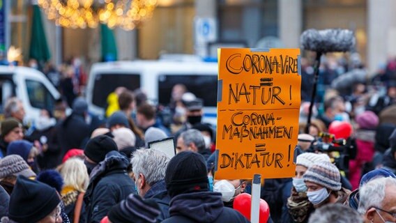 Menschen demonstrieren gegen die Maßnahmen zur Eindämmung der Corona-Pandemie. © picture alliance Foto: Matthey