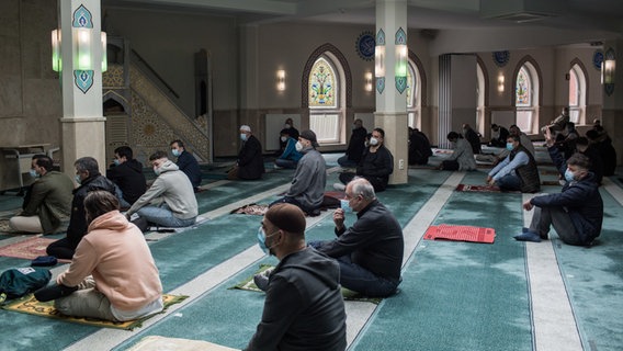 Muslime beim Freitagsgebet in der Milli Görü-Moschee in Hannover am zweiten Tag des Zuckerfestes © dpa Bildfunk Foto: Eman Helal