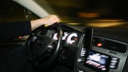 Ein Autofahrer am Steuer eines schnell fahrenden Autos. © NDR Foto: Julius Matuschik
