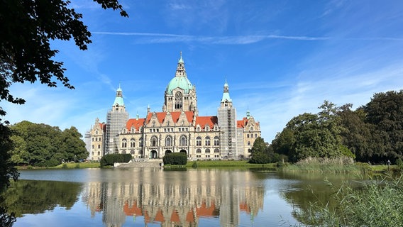 Das Eingangs-Schild am Eingang vom Landgericht in Hannover. © NDR Foto: Paola Mester