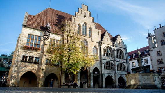 Die Sonne scheint auf das Rathaus in Hildesheim. © dpa- picture alliance Foto: Hauke-Christian Dittrich