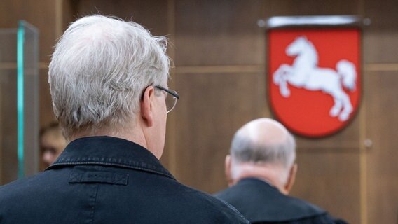 Der ehemalige Oberbürgermeister von Hannover Stefan Schostok ist in einem Verhandlungssaal des Landgerichts im Prozess gegen ihn wegen schwerer Untreue zu sehen. © Picture Alliance Foto: Peter Steffen