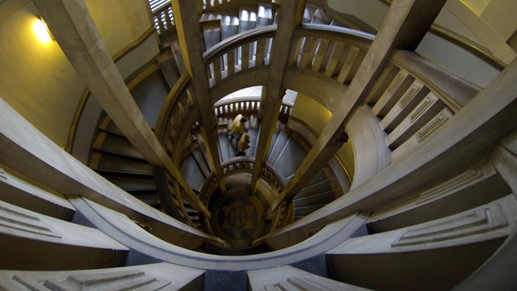 Besucher gehen die Wendeltreppe im neuen Rathaus in Hannover nach oben. © dpa Foto: Peter Steffen