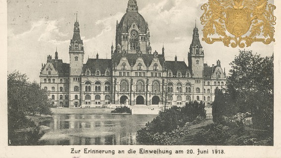 Die historische Postkarte zeigt das Neue Rathaus in Hannover und wurde zur Erinnerung an die Einweihung gedruckt. © dpa / Stadt Hannover 