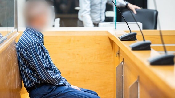 Der Angeklagte sitzt vor Prozessbeginn (versuchter Mord mit Rattengift) in einem Gerichtssaal im Landgericht Hannover. © dpa-picture alliance Foto: Michael Matthey/dpa