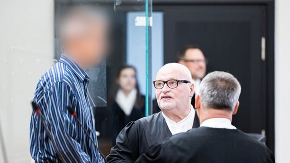Der Angeklagte (links) steht vor Prozessbeginn in einem Gerichtssaal im Landgericht Hannover. © picture alliance/dpa | Michael Matthey Foto: Michael Matthey