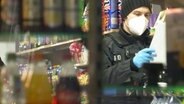 Einsatzkräfte der Polizei durchsuchen einen Kiosk. © HannoverReporter 