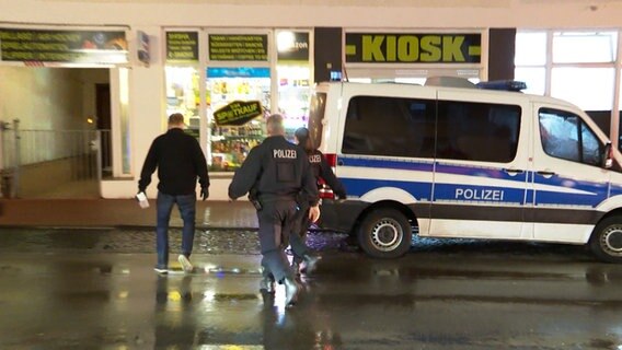 Einsatzkräfte der Polizei gehen in einen Kiosk. © HannoverReporter 