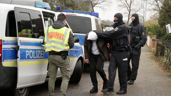Ein Verdächtiger wird von der Bundespolizei im Rahmen einer Razzia abgeführt © Hannover Reporter 
