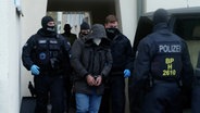 Bundespolizisten führen einen Mann im Rahmen einer Razzia ab. © Hannover Reporter 