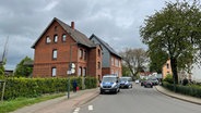 Einsatzkräfte der Polizei durchsuchen ein Wohnhaus in Bückeburg. © HannoverReporter 