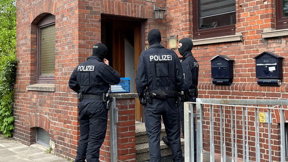 Einsatzkräfte der Polizei durchsuchen ein Wohnhaus in Bückeburg. © HannoverReporter 