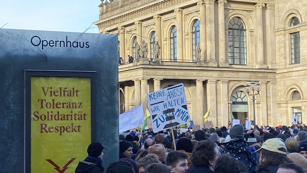 Menschenmenge auf dem Opernplatz in Hannover. Dort findet eine Demo gegen Rechtsextremismus statt.