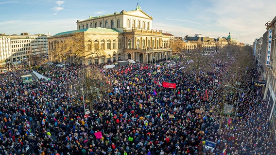 Menschenmenge auf dem Opernplatz in Hannover. Dort findet eine Demo gegen Rechtsextremismus statt. © Moritz Frankenberg/dpa Foto: Moritz Frankenberg/dpa