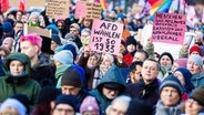 Zahlreiche Menschen nehmen an einer Demonstration gegen Rechtsextremismus auf dem Opernplatz Hannover teil. © picture alliance/dpa | Moritz Frankenberg Foto: Moritz Frankenberg/dpa