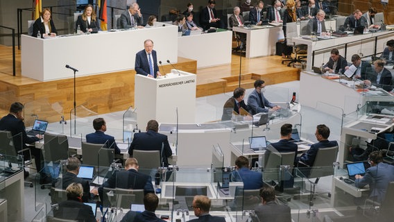 Ministerpräsident Stephan Weil (SPD) gibt eine Regierungserklärung im niedersächsischen Landtag ab. © dpa-Bildfunk Foto: Ole Spata