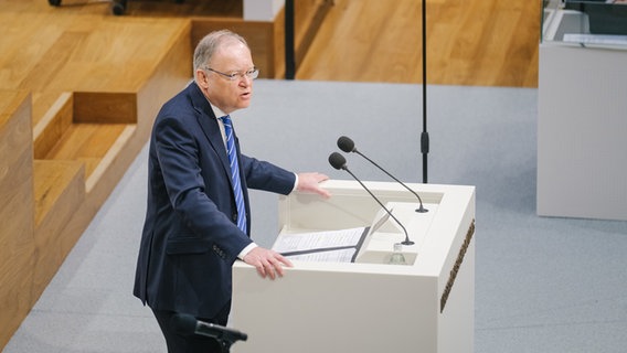 Ministerpräsident Stephan Weil (SPD) gibt eine Regierungserklärung im niedersächsischen Landtag ab. © dpa-Bildfunk Foto: Ole Spata