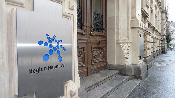 Eingang der Region Hannover mit Logo. © NDR Foto: Angela Hübsch