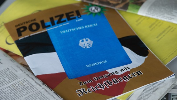 Polizei-Zeitschrift, auf dem Titel: Ein Reichsbürger-Reisepass. © picture alliance/dpa Foto: Jochen Lübke
