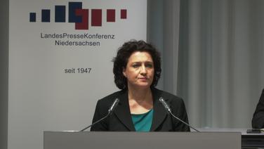 Gesundheitsministerin Carola Reimann (SPD) spricht bei der Landespressekonferenz. 