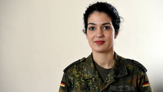 Die Bundeswehr-Soldatin Nariman Reinke in ihrer Uniform. © dpa - Bildfunk Foto: Holger Hollemann