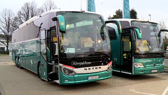 Zwei Reisebusse stehen nebeneinander auf einem Parkplatz. © HannoverReporter 