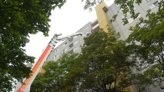 Die Feuerwehr steht mit einer Drehleiter an einem Mehrfamilienhaus. Die Feuerwehr steht mit einer Drehleiter an einem Mehrfamilienhaus. © Feuerwehr Hannover